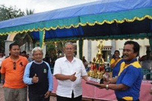 Bupati Kuningan saat menyerahkan piala bergilir kepaqda juara turnamen voli Bupati Cup I